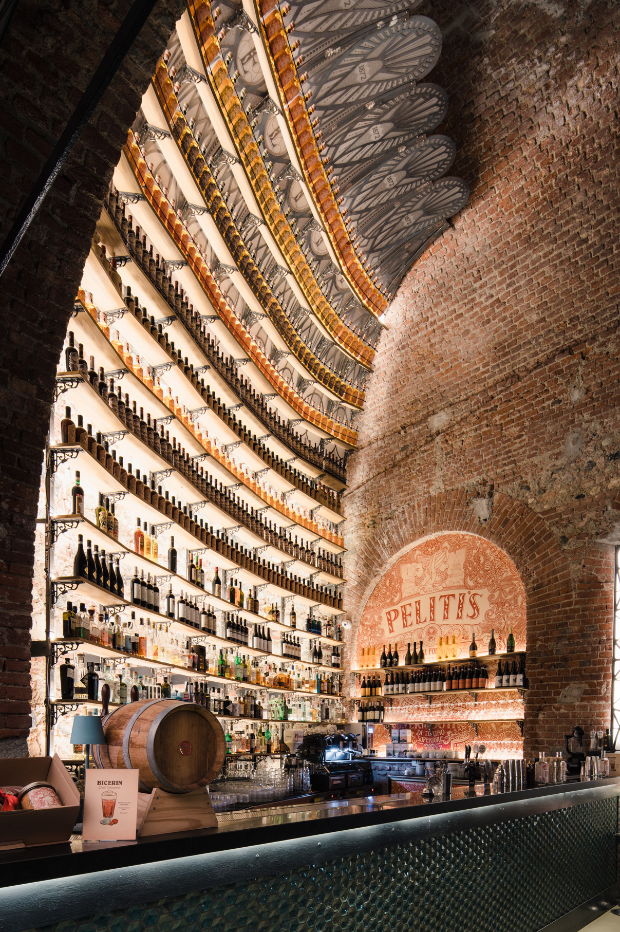 L'interno Art Déco di Peliti's, il vermouth bar di Torino, con le pareti rivestite di bottiglie